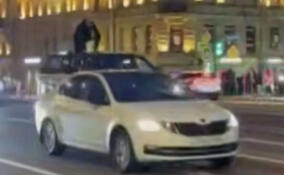 Житель Токсово проехался на крыше авто на Невском проспекте и попал в полицию