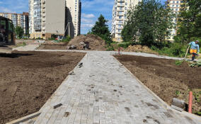 В Янино-1 начали укладывать брусчатку в новой рекреационной зоне