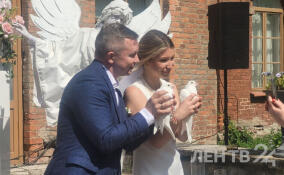 Две пары сыграли свадьбу в усадьбе «Приютино» под Всеволожском