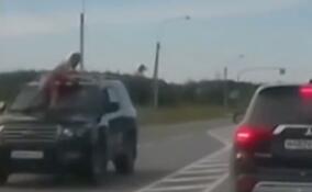 Водитель прокатил пассажира на капоте и получил штраф