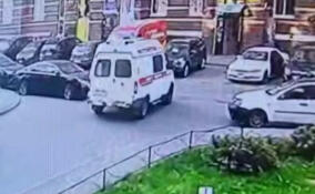 Опубликованы кадры с угнанной машиной скорой помощи в Мурино