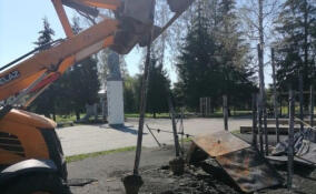 В Рахье демонтировали сожженную детскую площадку