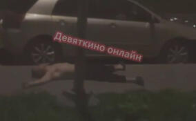 В Мурино мужчина выбросил вещи на улицу и вышел полежать на асфальт