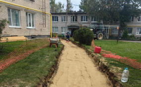 Рабочие продолжили благоустройство пешеходной дорожки в Лупполово