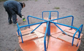 В Рахьинском поселении отремонтировали детскую площадку