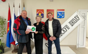 Ветеран СВО проверил доступность школы в Лесколово