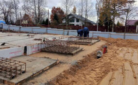 В Лупполово устанавливает армокаркас под стены досугового центра