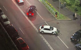 Автомобиль сбил курьера на электровелосипеде в Кудрово