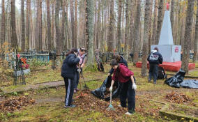 Добровольцы провели субботник у братской могилы в Рахье