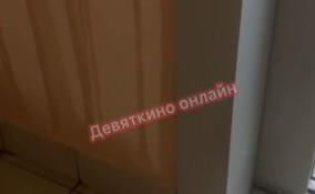 Подъезд дома в Мурино затопило водой