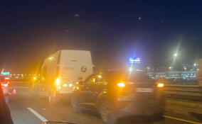 Легковушка и микроавтобус столкнулись на КАД возле Мурино