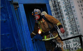 Спасатели потушили горящую машину в Буграх