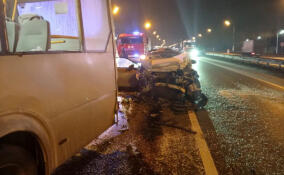 Автобус столкнулся с двумя автомобилями на Мурманском шоссе