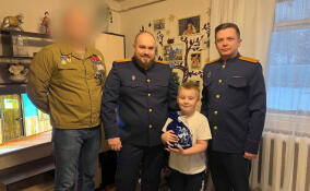 Следователи из Мурино приняли участие в акции «Елка желаний»