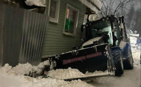 Трактор завалился на бок во время уборки снега в Мурино