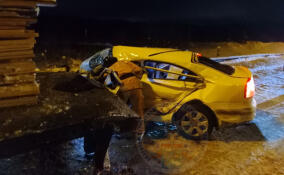 Легковушка столкнулась с грузовиком по пути в поселок Морозова