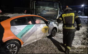 Грузовик столкнулся с двумя легковушками на «Дороге жизни»