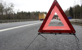 Легковушка налетела на отбойник и перевернулась на трассе «Кола»