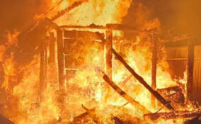 В Куйвозовском поселении вспыхнул одноэтажный дом