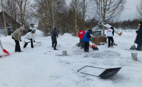 В Рахье провели субботник у памятника Герою РФ Стовбе