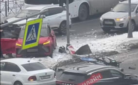 Легковушка снесла дорожный знак в Мурино