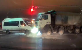 Грузовик столкнулся с микроавтобусом возле Кудрово