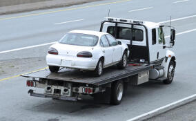 Во Всеволожском районе перевернулся эвакуатор