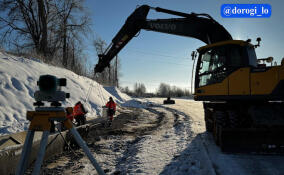 Рабочие расширяют дорогу на Колтушском шоссе