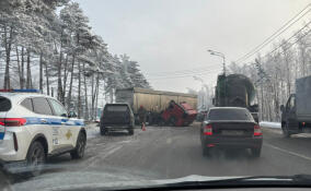 Фура перевернулась на шоссе под Разметелево