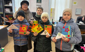 Дети из Юкковского поселения отправили письма бойцам СВО