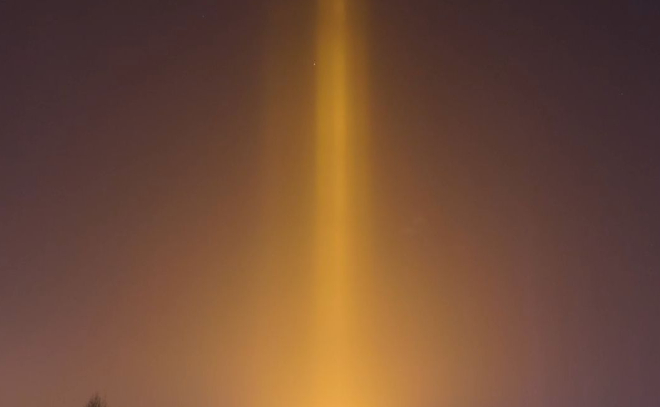 Яркий световой столб заметили в небе над Янино