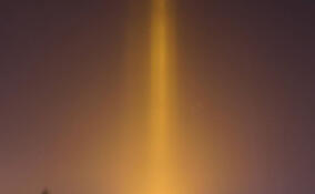 Яркий световой столб заметили в небе над Янино