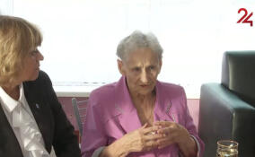 Дрозденко поздравил жительницу Васкелово с 90-летием