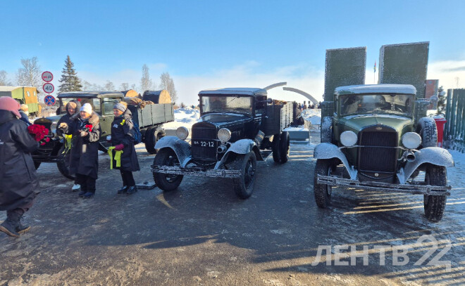 Раритетные машины и памятный митинг: как прошла реконструкция автопробега по Дороге жизни