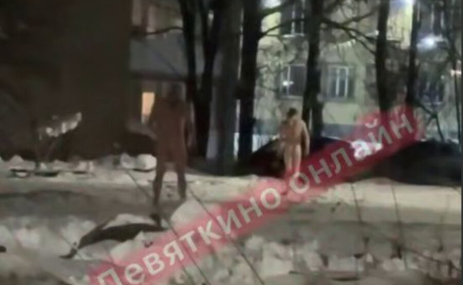 Двое голых мужчин пробежались по улице в Лесколово