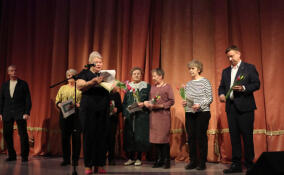 В Морозовском поселении наградили женщин, вяжущих маскировочные сети