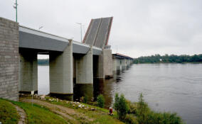 На Ладожском мосту откроют реверсивную полосу