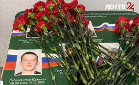 В Лесколовском центре образования открыли парту Героев