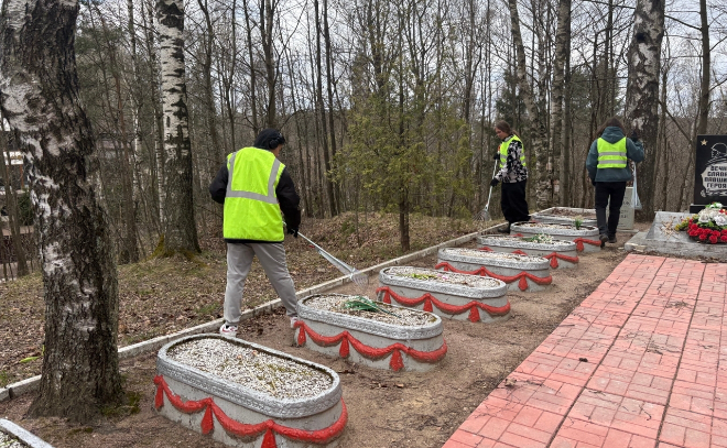 Ученики Юкковской школы навели порядок на Братской могиле советских воинов