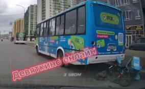 Курьер на электромопеде врезался в автобус в Мурино