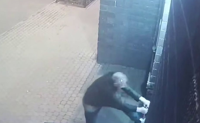 «Очередной неадекват»: в Кудрово мужчина вырвал ручку из подъездной двери