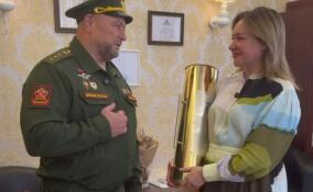 Лире Бурак вручили гильзу от боевого снаряда