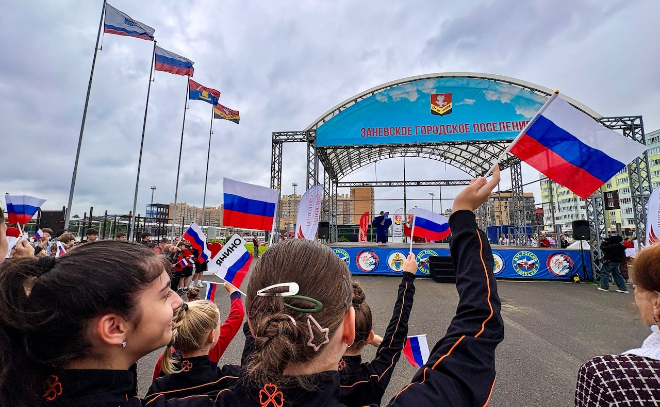В Заневке, Янино и Кудрово прошли патриотические акции ко Дню флага