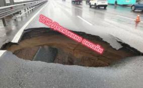 На КАД возле Мурино провалился асфальт