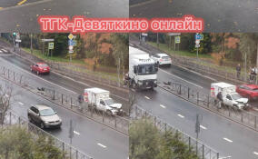 Автомобиль снес забор в Мурино
