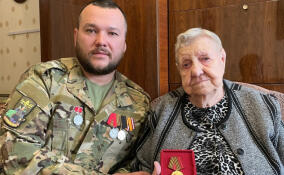 Боец СВО из Лесколово передал блокадницам медали «80 лет Великой Победы»